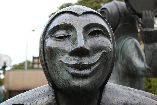 the smiling, winking statue in Luxemborg